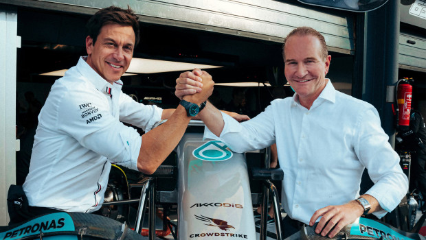 Toto Wolff (links) und Andreas Kroiss besiegelten die Partnerschaft. 