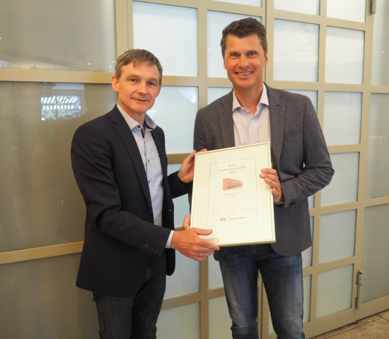 Frank Staffeld (rechts) bei der Übergabe der Urkunde "Bester Kundengartenmarkt 2023" durch diy-Chefredakteur Rainer Strnad.