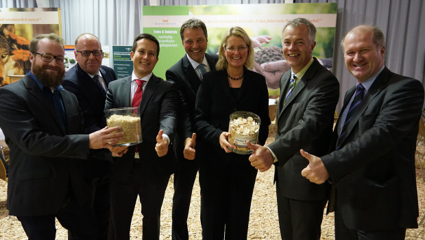 NRW-Umweltminister Johannes Remmel (2. v. r.) wurde unter anderem begrüßt von Mariel Kleeschulte-Vrochte und Dr. Wilfred Vrochte (M.), den Geschäftsführern von Kleeschulte Erden. NRW-Umweltminister Johannes Remmel (2. v. r.) wurde unter anderem begrüßt von Mariel Kleeschulte-Vrochte und Dr. Wilfred Vrochte (M.), den Geschäftsführern von Kleeschulte Erden.
