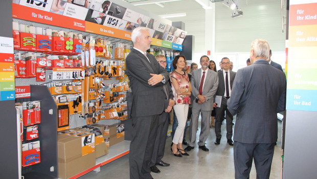 Hoher Besuch beim Unternehmen Hermann Schwerter in Iserlohn: links im Bild, Wirtschaftsminister Garrelt Duin, rechts Inhaber Jürgen Schwerter.