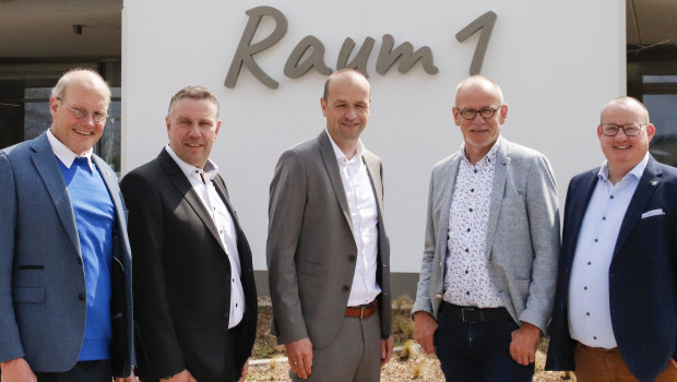 Ralf Niermann (Mitte) übergibt an Franz-Josef Schlichte (2.v.r.). Ralf Aalbers (2.v.l.) übernimmt die Leitung des Rechnungswesens. Erwin und Bernhard Ter Hürne (links und rechts außen) sind die geschäftsführenden Gesellschafter des Unternehmens.