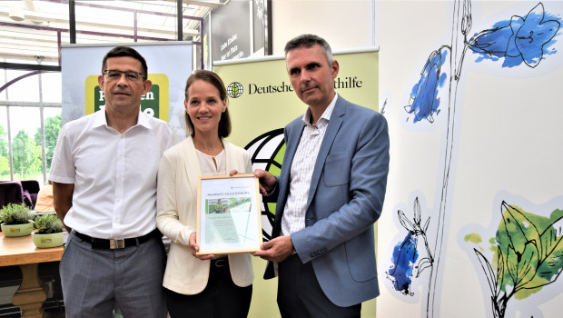 DUH-Bundesgeschäftsführerin Barbara Metz überreicht den Geschäftsführern von Pflanzen-Kölle, Jörg Greimel (rechts) und Michael Wittmann, eine Urkunde als Anerkennung für das Umweltengagement des Unternehmens.