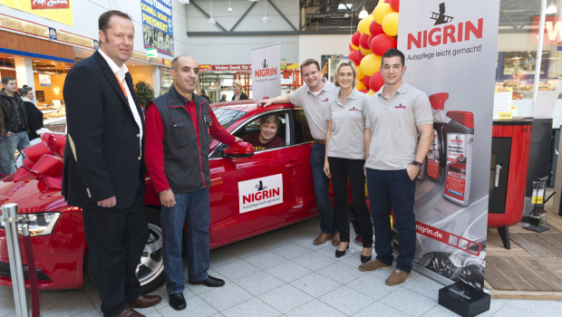Im Hela Profi-Zentrum in Saarbrücken haben Susanne Frech, Leiterin Marketing von Nigrin,  und Thomas Sump, Leiter Key Account Management, den Hauptgewinn übergeben.