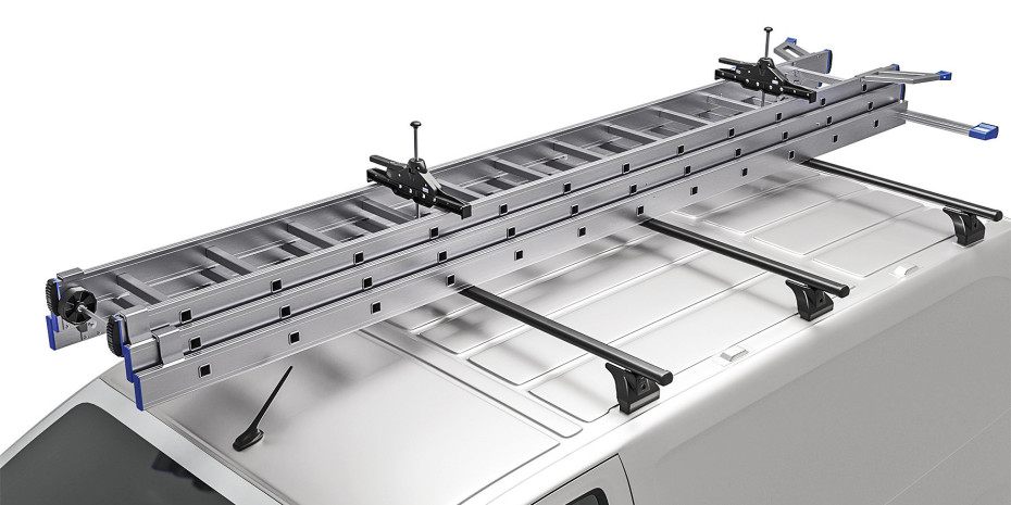 Auch große mehrteilige Leitern können mit dem Leiterhalter-Set für Dachgepäckträger bequem und sicher transportiert werden.