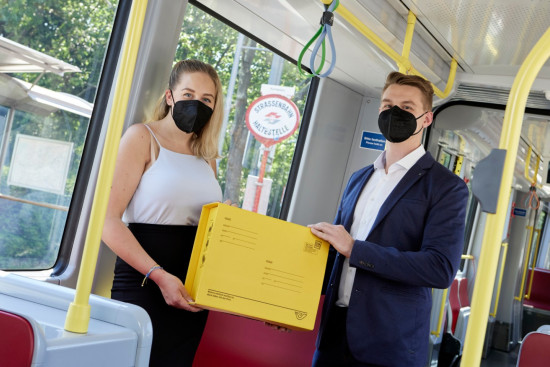 Unter dem Namen „Öffi-Packerl“ haben Fraunhofer Austria und die Wiener Linien ein Projekt gestartet, bei dem Fahrgäste Pakete in der Straßenbahn transportieren. 