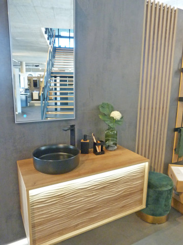 Auf zwei Etagen präsentiert Fackelmann Brands die Neuheiten bei seinen Badmöbelmarken. So besticht etwa die Lanzet-Serie Dune durch eine Wellenoptik mit gefrästen Holzoberflächen und dem beleuchteten Unterschrank. Auf zwei Etagen präsentiert Fackelmann Brands die Neuheiten bei seinen Badmöbelmarken. So besticht etwa die Lanzet-Serie Dune durch eine Wellenoptik mit gefrästen Holzoberflächen und dem beleuchteten Unterschrank.