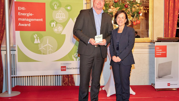 Für Toom Baumarkt nahm Dirk Weiße den EHI-Energiemanagement Award 2017 aus den Händen von Claudia Horbert vom EHI entgegen. Foto: Foto Axel Schulten
