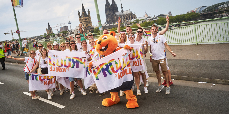 Sehr orange und sehr bunt: Obi hat sich 2023 am Christopher Stree Day beteiligt. Der Biber war natürlich auch dabei.