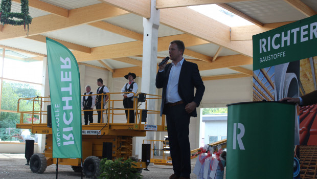 Geschäftsführer Johannes Richter beim Richtfest in Lübeck. 