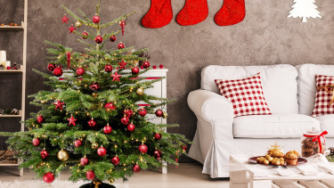 Fleurop liefert Christbäume mitsamt Deko nach Hause