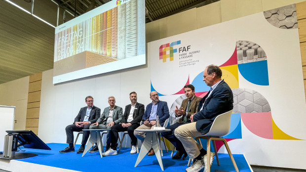 Die Teilnehmer der Podiumsdiskussion blicken zuversichtlich in die Zukunft (v.l.n.r.): Ralf Vowinkel, ZVR-Präsident, Dietmar Ahle, Vizepräsident des Bundesverbands Farbe Gestaltung Bautenschutz, Rainer Nüßgen, Verkaufsleiter von Erfurt & Sohn, Michael Caspar, VDT-Vorstand, Wolf Kappen, Geschäftsführer Marketing & Vertrieb bei der Marburger Tapetenfabrik und Moderator Karsten Brandt, Geschäftsführer VDT.