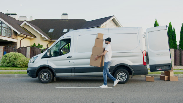 Was ist umweltfreundlicher – online bestellen und liefern lassen oder selbst in die Stadt fahren? Kommt darauf an, meint der Digitalverband Bitkom.